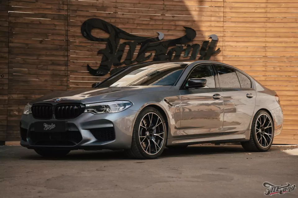 Кузовной ремонт для BMW M5 Competition: окрасили дверь с подбором цвета